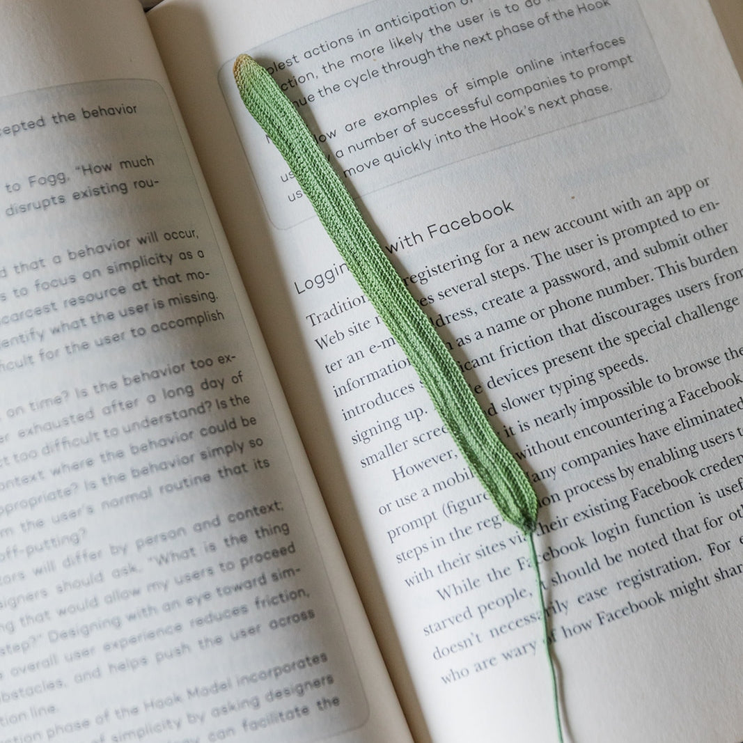 Microcrochet Daffodil Leaf Bookmark