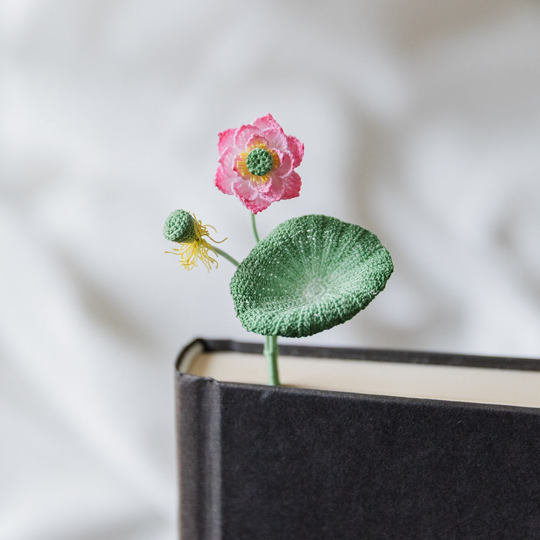 Microcrochet Lotus Bookmark