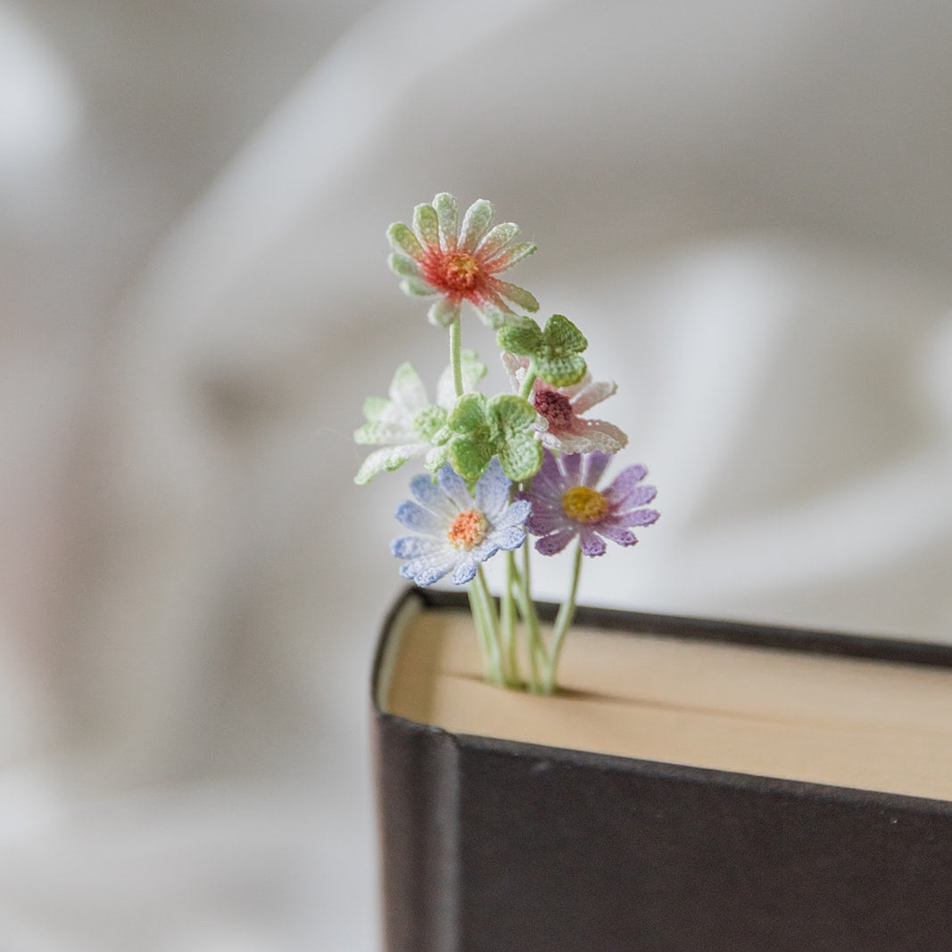 Microcrochet Daisy Bookmark