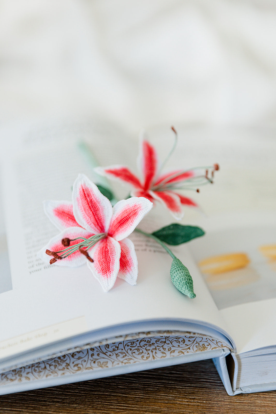 Microcrochet Big Lily Bookmark