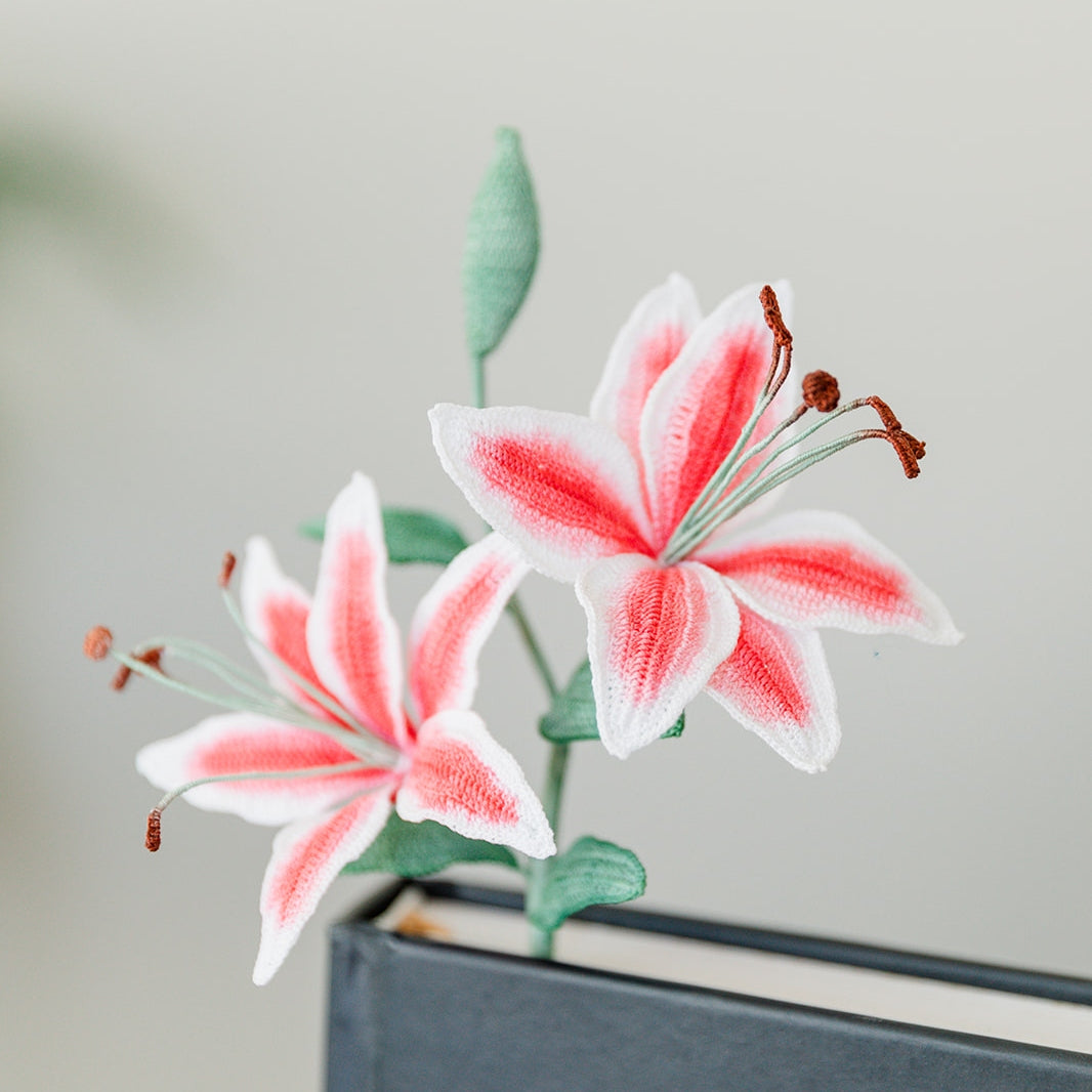 Microcrochet Big Lily Bookmark