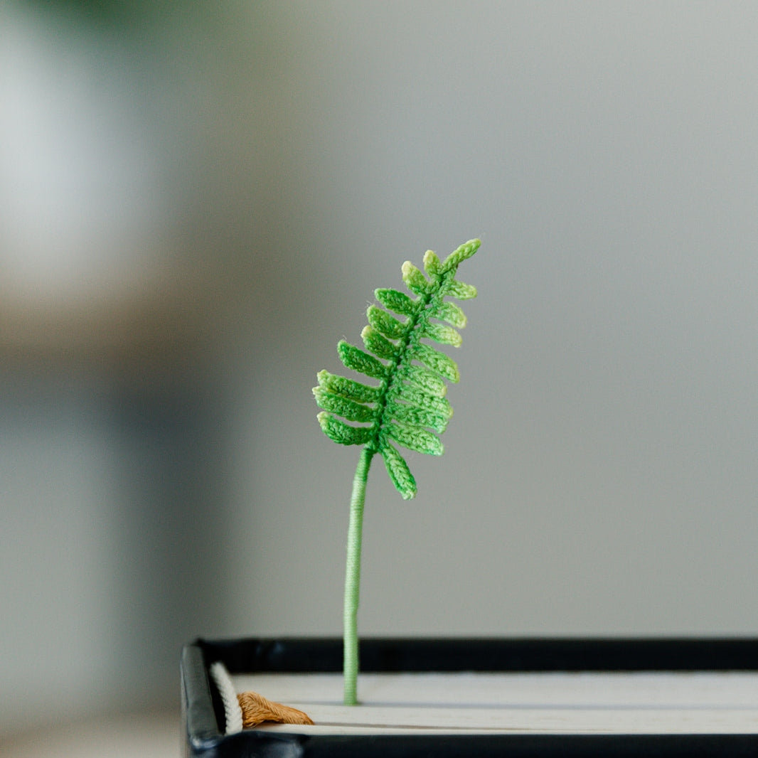 Microcrochet Leaf Bookmark
